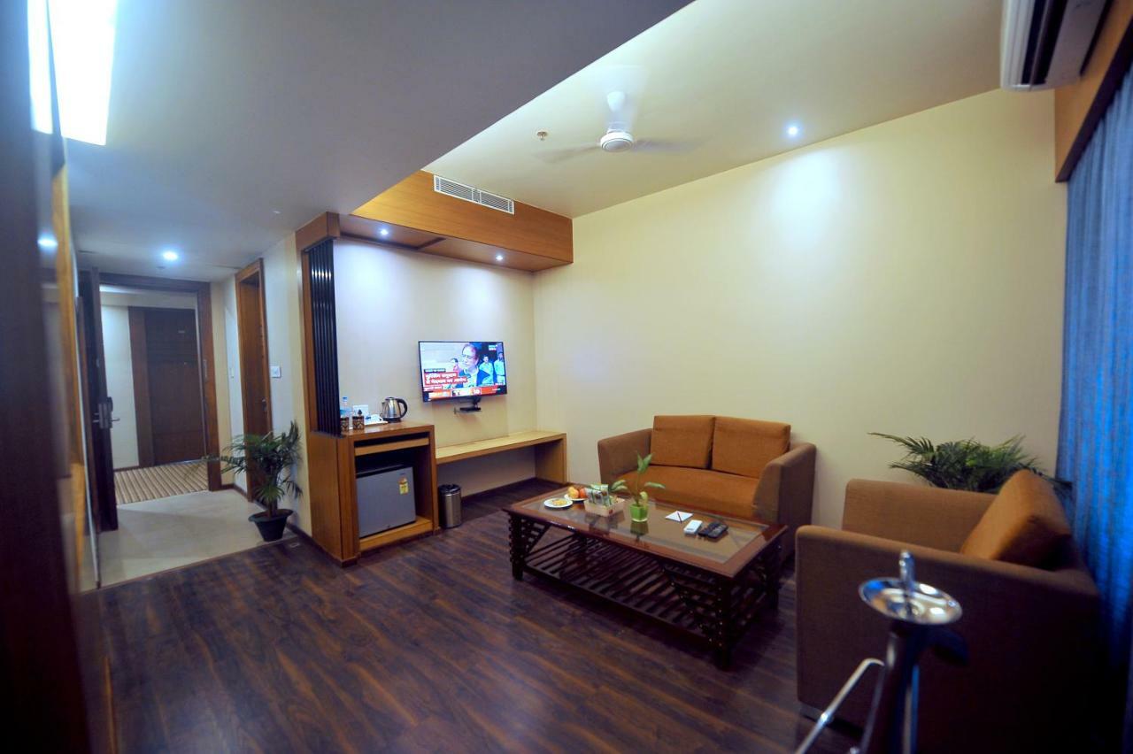 Pipul Padmaja Premium Hotel Bhubaneswar Exterior photo